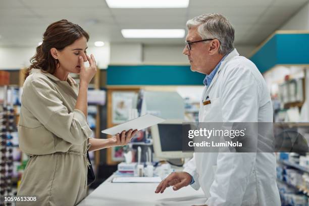 wat kan ik nemen voor sinusitis? - sinusitis stockfoto's en -beelden