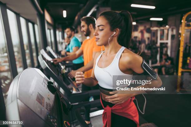 junge frau training auf laufband - gym images stock-fotos und bilder