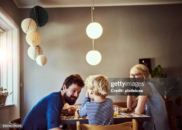 se till att du äter alla din frukost - two parents bildbanksfoton och bilder