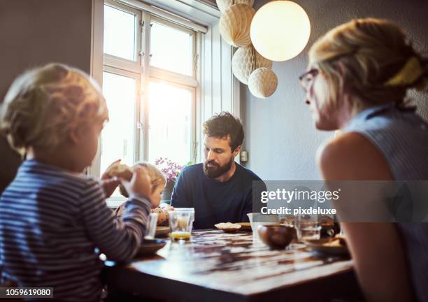 starten sie ihren tag mit frühstück - breakfast family stock-fotos und bilder