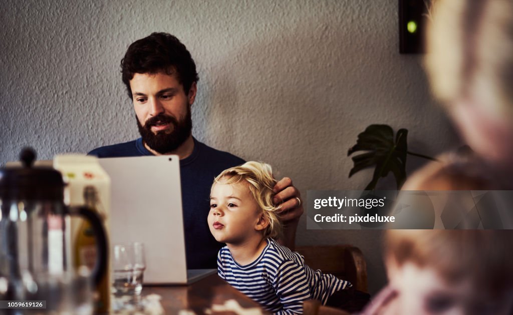 Il est tellement intéressé par la pratique de ce que papa