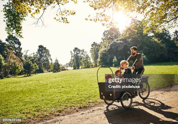 vélo dans le parc - famille a velo photos et images de collection