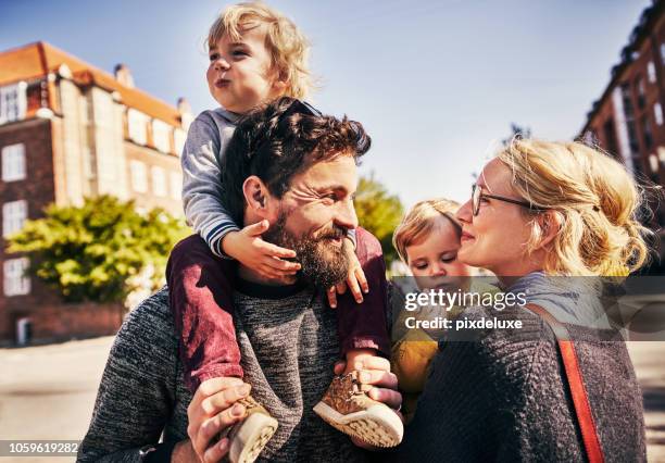 ze zijn een gelukkige familie - familie stockfoto's en -beelden