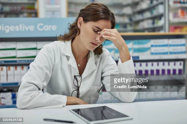 fürsorge für die kranken manchmal kommt mit stress - pharmacist stock-fotos und bilder