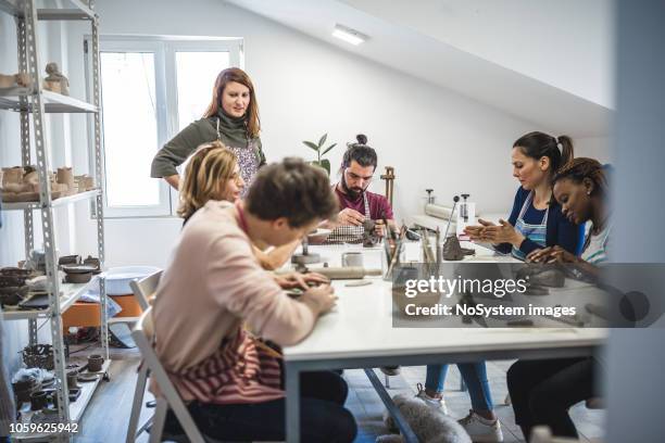 grupo de pessoas aprendendo arte cerâmica - desenhar atividade - fotografias e filmes do acervo