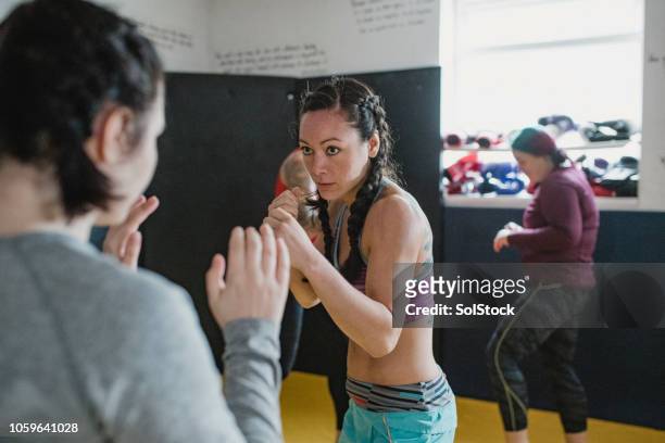 frauen training im mma-klasse - mixed martial arts stock-fotos und bilder