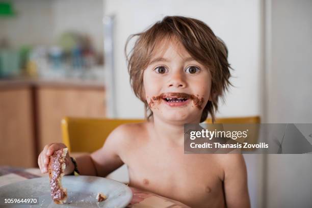 3 year old boy eating ice cream - playmate of the year stock-fotos und bilder