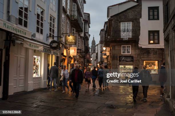 explorar santiago de compostela, galicia, españa gente - santiago de compostela fotografías e imágenes de stock