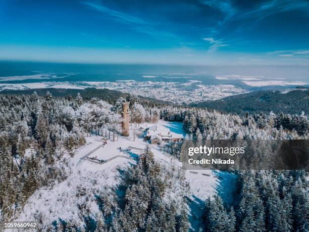 kickelhahn montagne en hiver, ilmenau, thuringe, allemagne - thuringe photos et images de collection