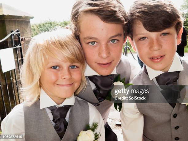 jonge broers glimlachen - cousins stockfoto's en -beelden