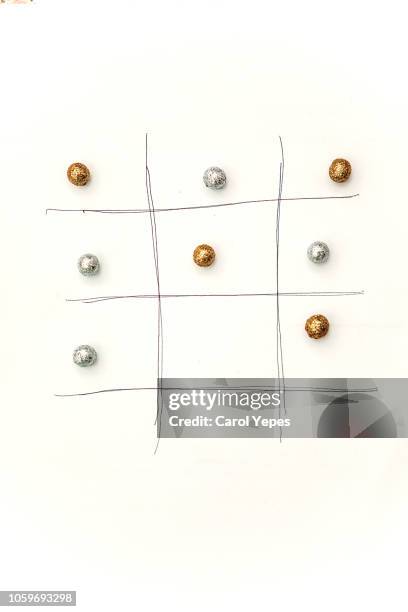 tic tac toe game top view - tic tac toe stock pictures, royalty-free photos & images