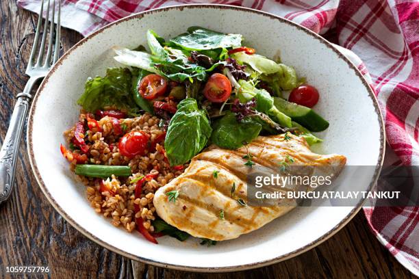 chicken breast with bulgur tabbouleh and green salad - tabulé fotografías e imágenes de stock