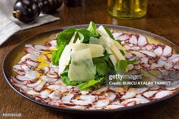 octopus carpaccio - carpaccio alimento fotografías e imágenes de stock