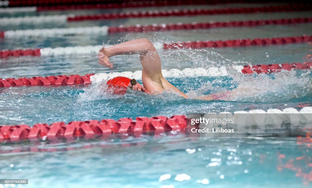 Hombre joven de carrera freestyle natación para niños alta varsity deportes