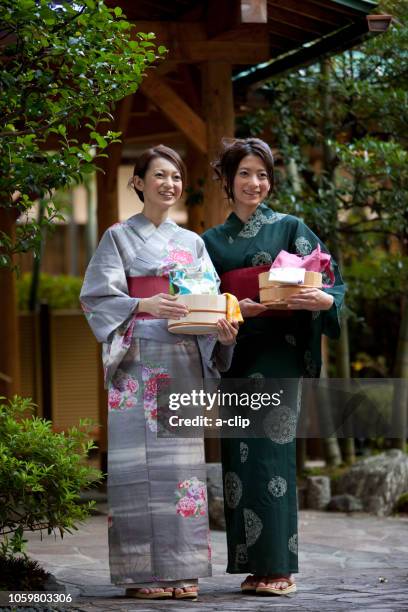 風呂桶を持っている浴衣姿の女性2人 - 手ぬぐい ストックフォトと画像