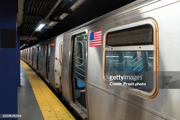new york city subway train parking in platform at new york city, usa. - metro platform stockfoto's en -beelden