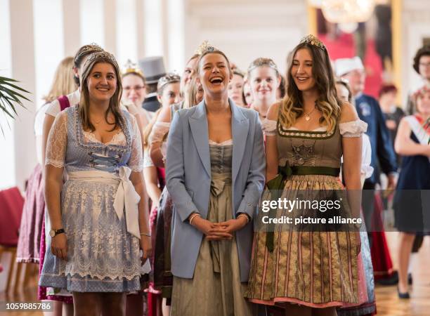 November 2018, Hessen, Wiesbaden: Jana von Uffel , Hattenheimer Weinprizessin, Valerie Gorgus, Hattenheimer Weinkönigin, and Karina Pfaff,...