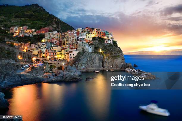 manarola harbour, part of the famous cinque terre villages - manarola fotografías e imágenes de stock