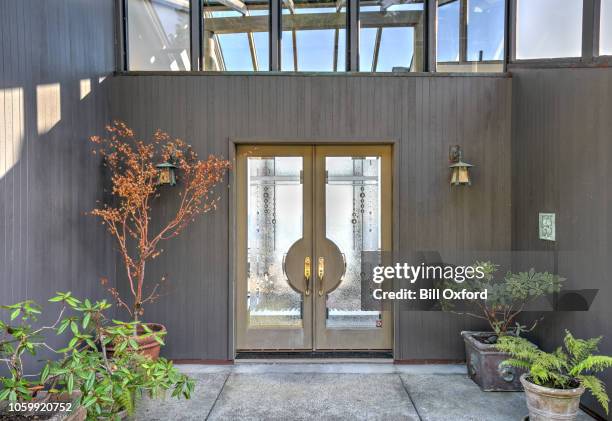 puerta de entrada a la casa: tragaluz moderna y lujoso casa por mar en el norte de california - atrio fotografías e imágenes de stock