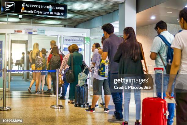 mensen wachten in de rij voor de security check op binnenlandse vertrek luchthaven - tsa security stockfoto's en -beelden