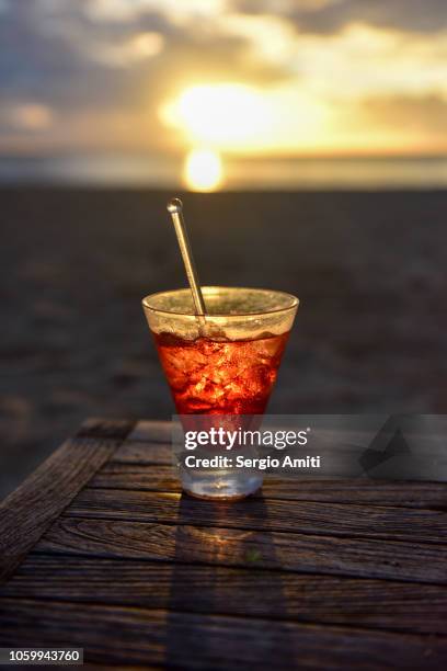 glass of negroni at sunset in mauritius - cocktail sonnenuntergang stock-fotos und bilder