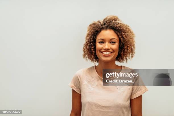 ritratto di giovane donna afroamericana di razza mista con sorriso perfetto - portraits studio smile foto e immagini stock