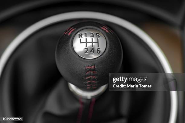 sports car gearbox lever - gears stick imagens e fotografias de stock