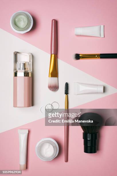beauty products knolling - bolsa rosa - fotografias e filmes do acervo