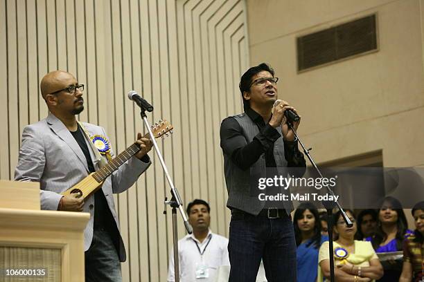Playback singer Shaan sings 'Behti Hawa Sa Tha Woh' from the film '3 Idiots' as music director Shantanu Moitra accompanies him, during the 57th...