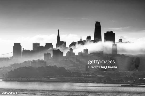 monocromo skyline de san francisco con las nubes. california. estados unidos - bahía de san francisco fotografías e imágenes de stock