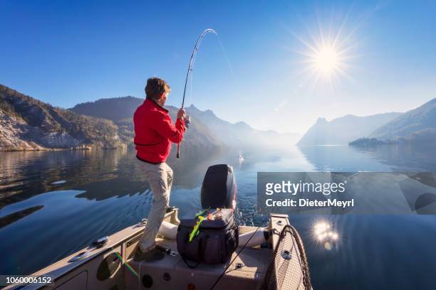sport fischer jagd fisch - angeln am alpin see - fang stock-fotos und bilder