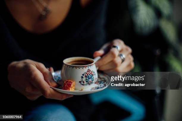 mujer bebiendo café - turkish coffee fotografías e imágenes de stock