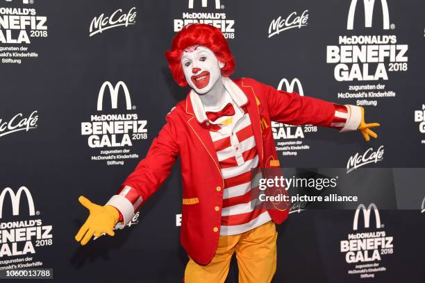 November 2018, Bavaria, München: An actor in the costume of the clown Ronald McDonald comes to the benefit gala for the benefit of McDonald's...