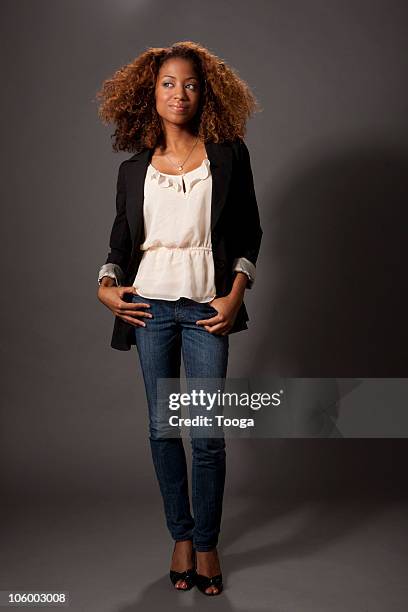 full length portrait of young fashionable female - regard de côté studio photos et images de collection