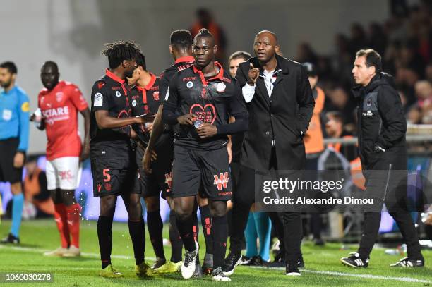 Mario Balotelli and Patrick Viera head coach of Nice during the Ligue 1 match between Nimes and Nice at Stade des Costieres on November 10, 2018 in...