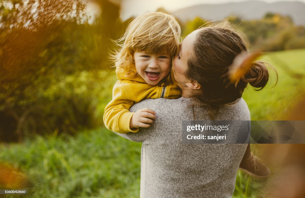 Enfant jouant avec la mère