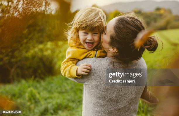 母と遊ぶ幼児 - women in country ストックフォトと画像