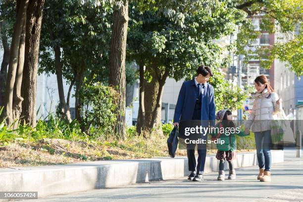 three families walking by holding hands - townscape 個照片及圖片檔