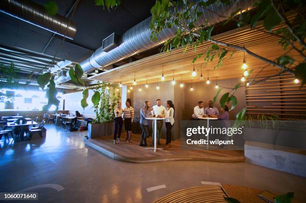 cafetaria ontspannen koffie tijd voor collega's op de open office - cool office stockfoto's en -beelden