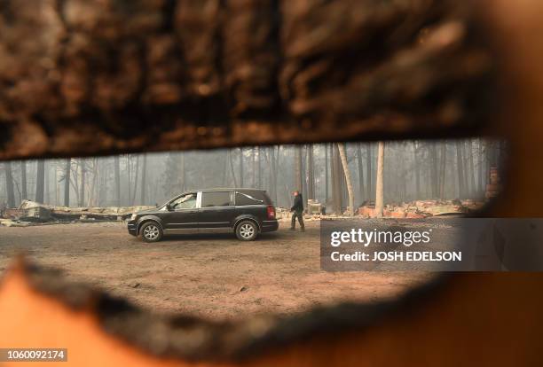 Yuba and Butte County Sheriff officers search for bodies at a burned residence in Paradise, California, on November 10, 2018. - Firefighters in...