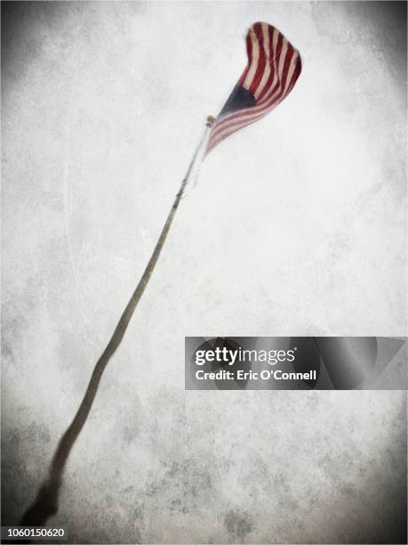 american flag in rain illustration - flagpole sitting stockfoto's en -beelden