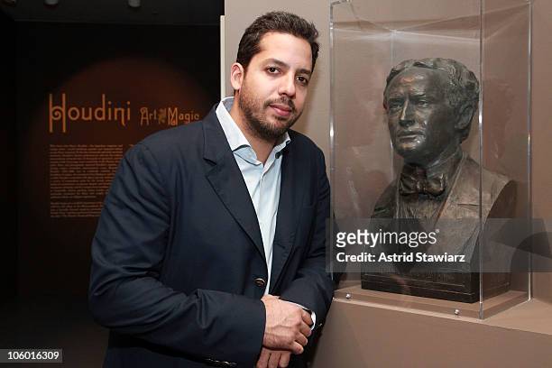 Illusionist David Blaine poses next to a statue of Harry Houdini during the "Houdini: Art And Magic" exhibition press preview at The Jewish Museum on...