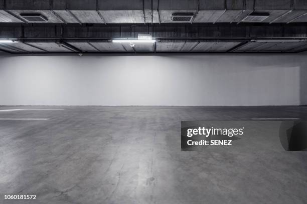 empty pit garage - grey concrete wall stock-fotos und bilder