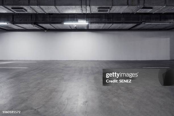 empty pit garage - sol parking photos et images de collection