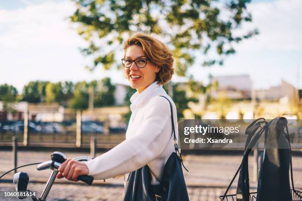 市内中心部で自転車と幸せな女 - water glasses ストックフォトと画像