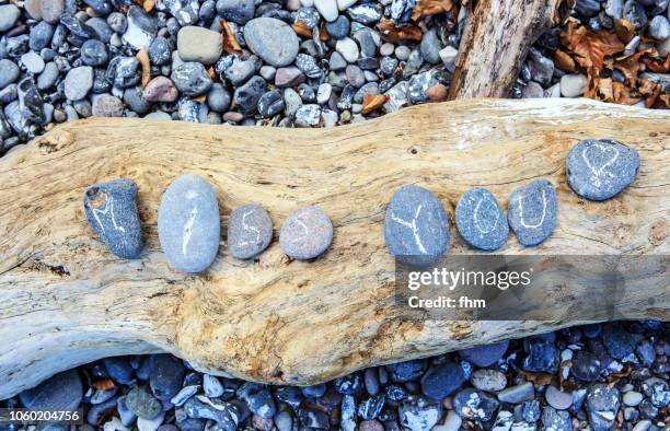 miss you - letters on stones - mis stockfoto's en -beelden