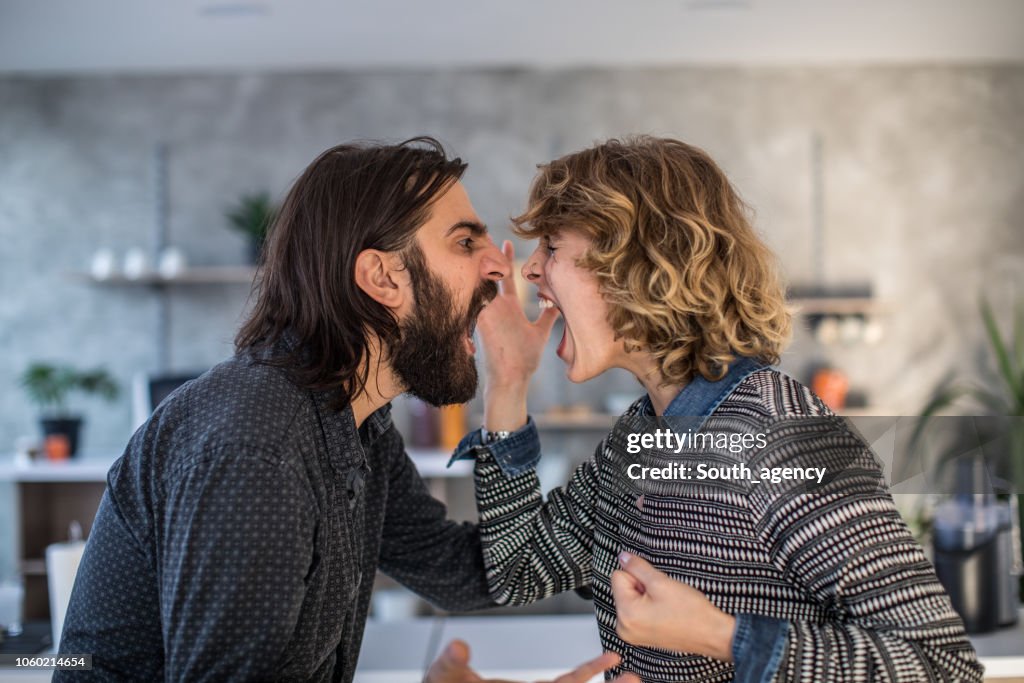 Casal gritando um com o outro