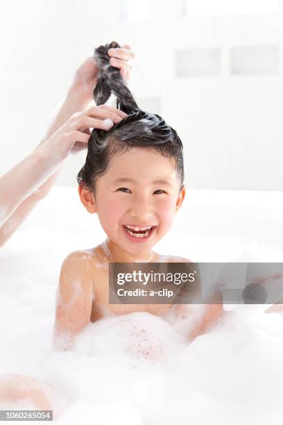 a girl whose mother has shampoo - hair clip fotografías e imágenes de stock