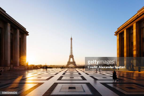 eiffel tower and trocadero square during sunrise, paris, france - wahrzeichen stock-fotos und bilder