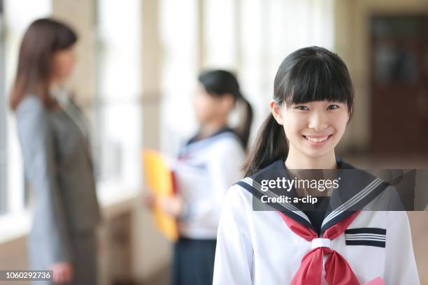 笑顔の女子校生 - 制服 ストックフォトと画像